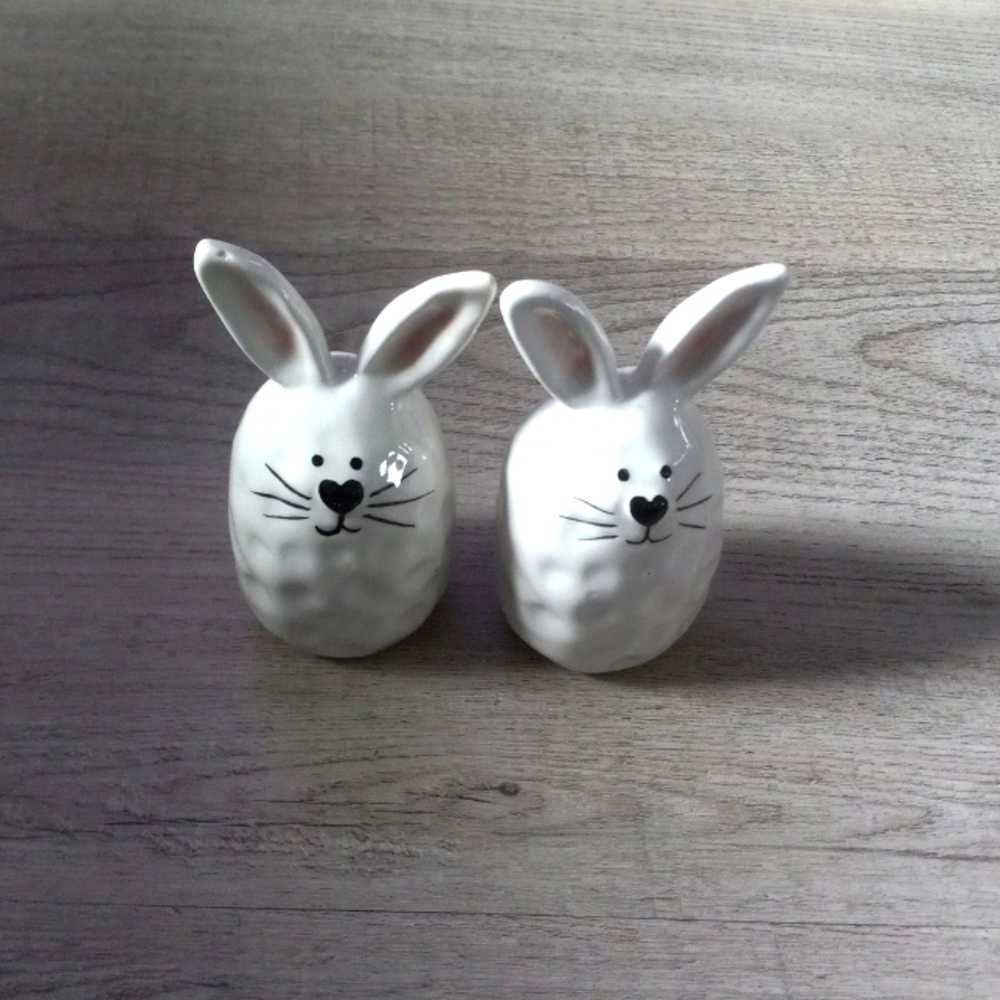 SET OF 2 EASTER BUNNY RABBIT SALT AND PEPPER SHAKERS
